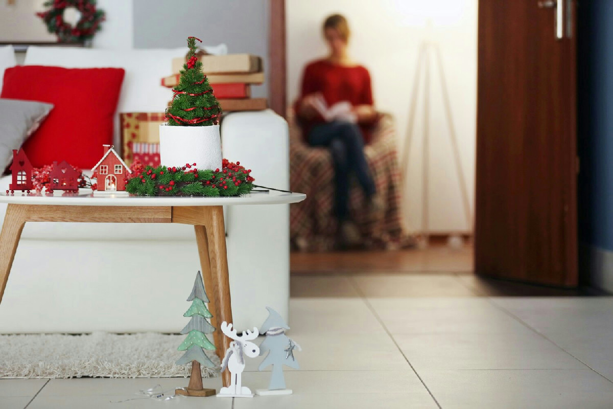 Allestisci un angolo limitato a Natale e trasforma l'atmosfera con decorazioni floreali perfette
