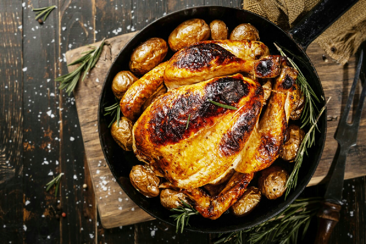 Pollo arrosto perfetto: tradizione e forno per un risultato croccante fuori e succoso dentro