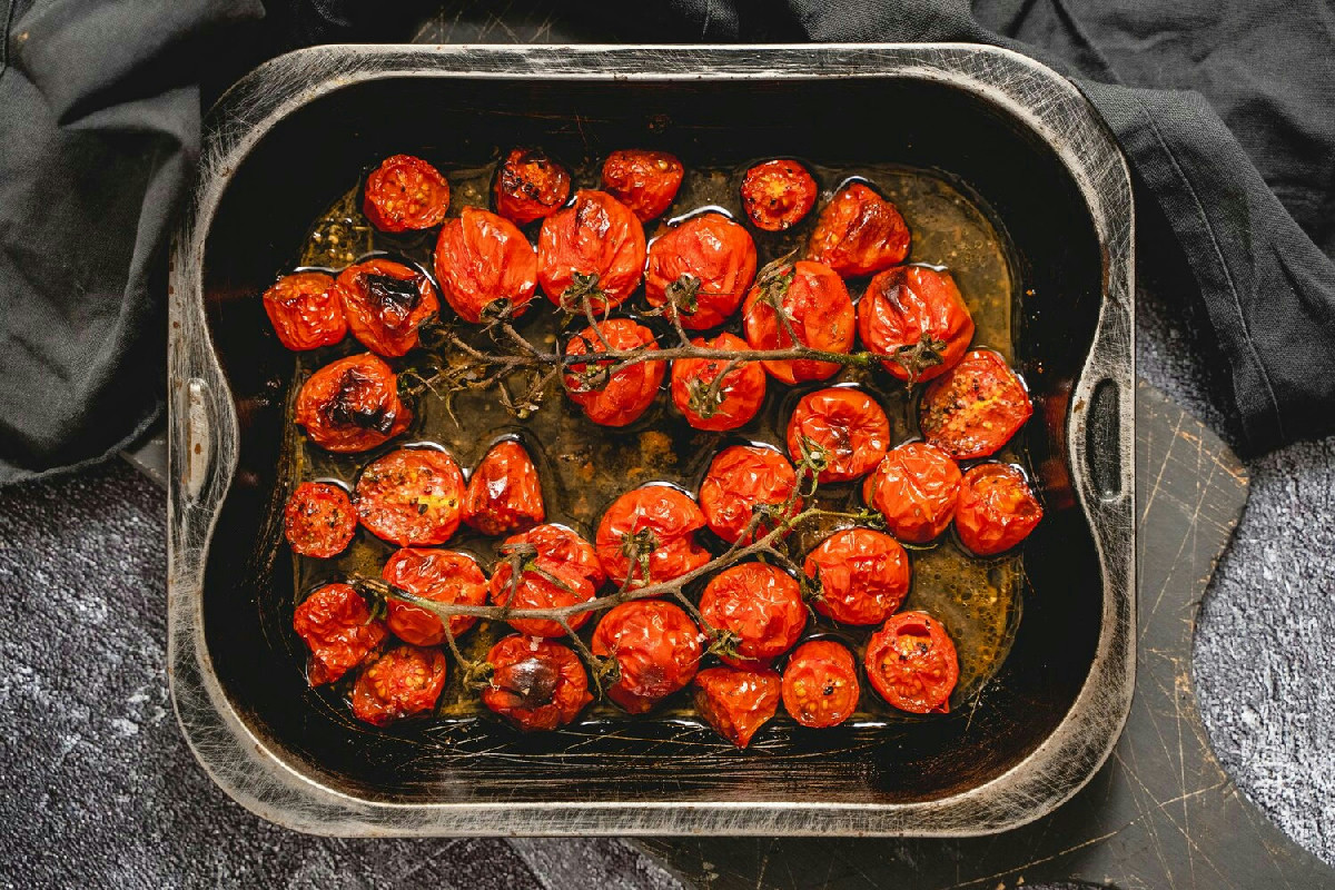 Pomodori al forno croccanti e profumati per un piatto caldo dal gusto intenso in meno di 10 minuti