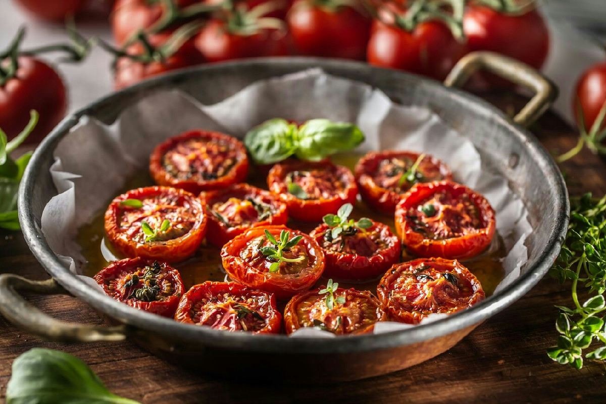 Pomodori al forno croccanti e profumati per un piatto caldo dal gusto intenso in meno di 10 minuti