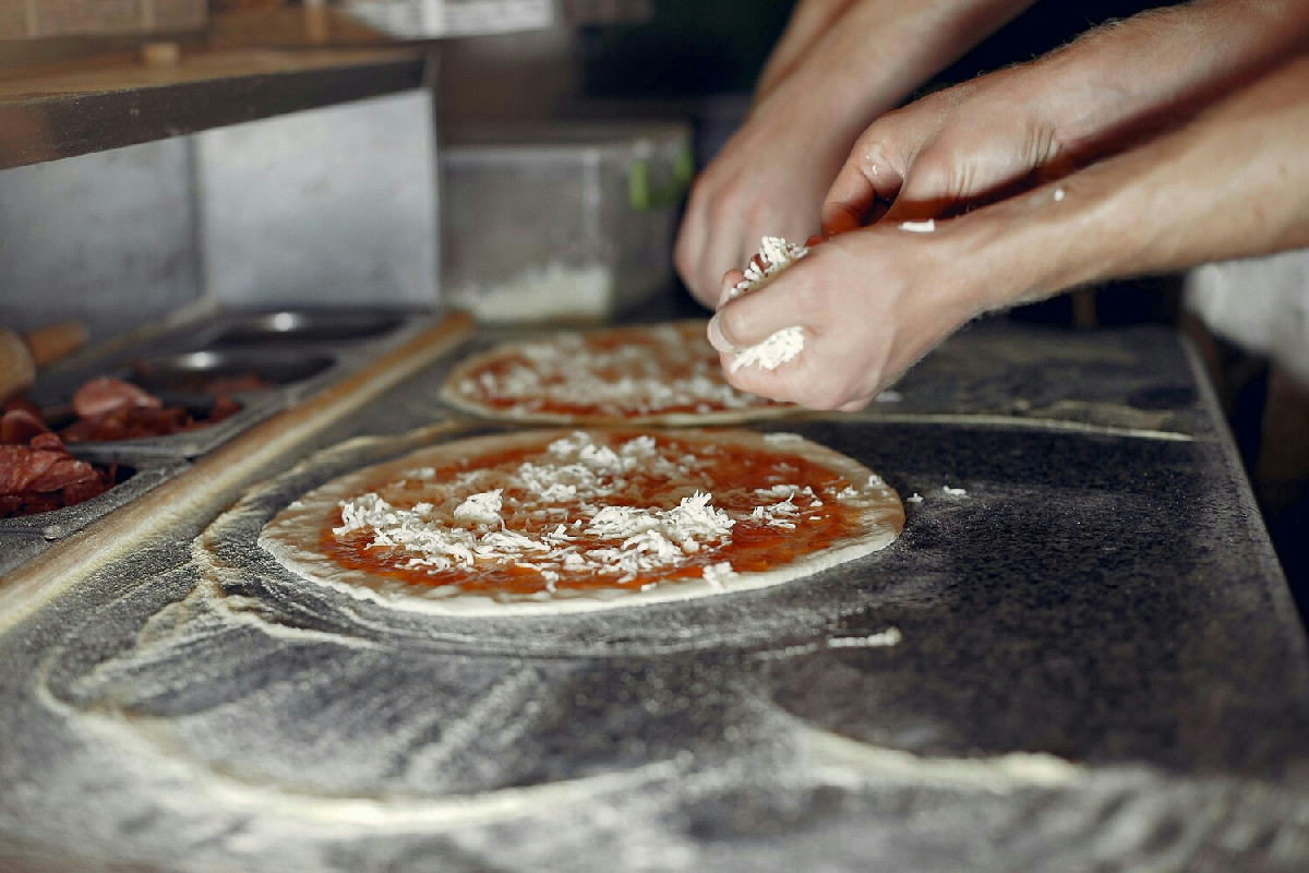 Quando la tradizione incontra la tavola casalinga: pizza fragrante pari a quella della pizzeria