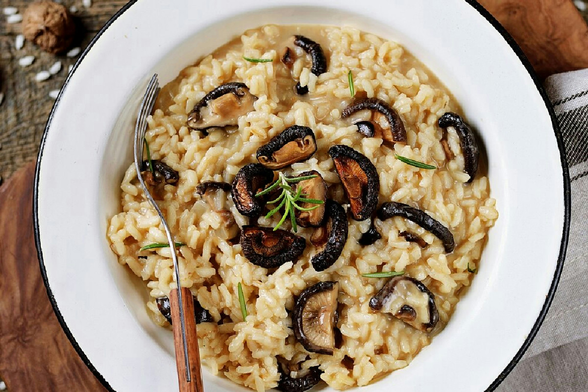 Risotto cremoso ai funghi porcini e champignon: tradizione e gusto in pochi minuti