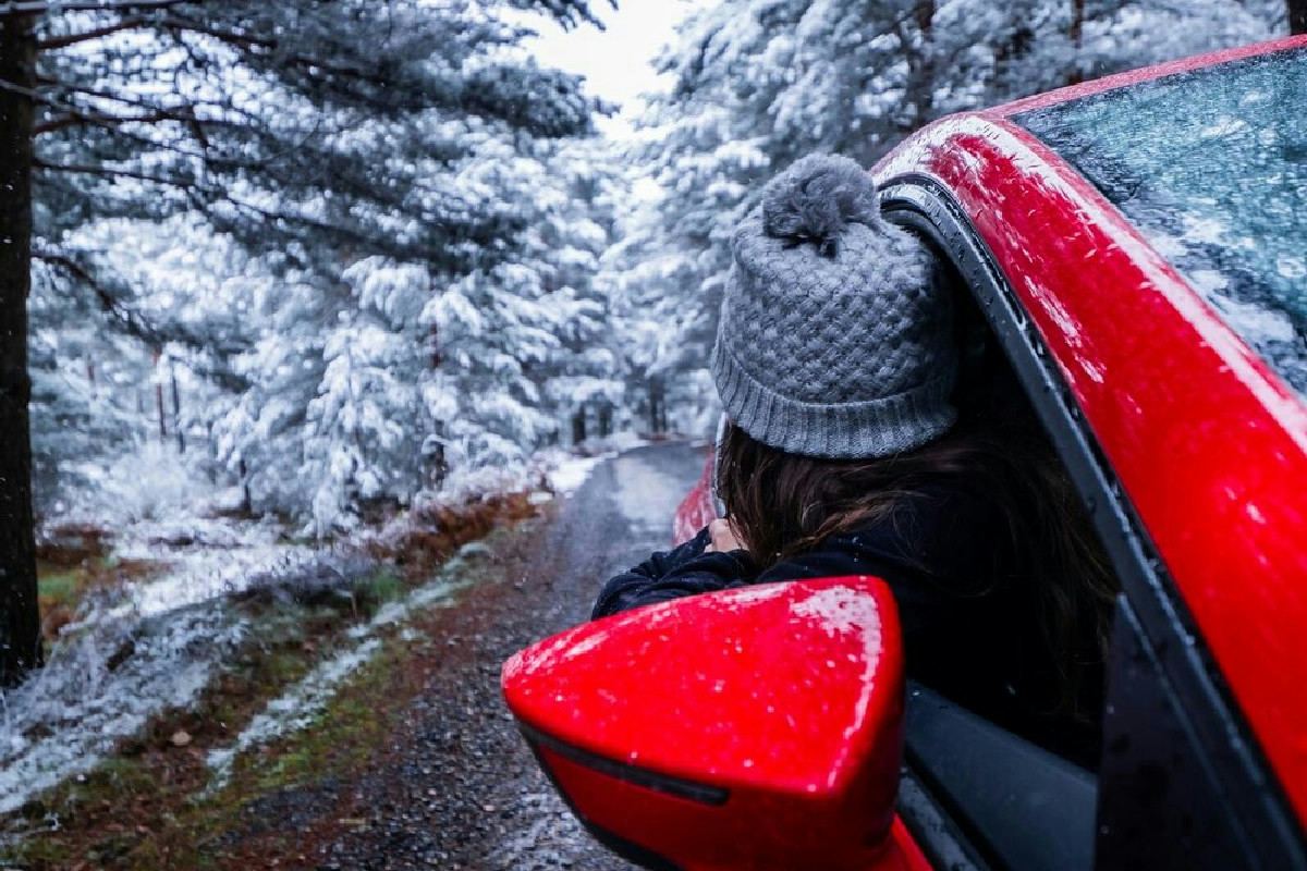 Viaggiare in auto a dicembre per vivere un Natale alternativo tra paesaggi incantevoli e tradizioni uniche